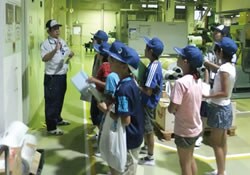 Los niños escuchan con gran entusiasmo