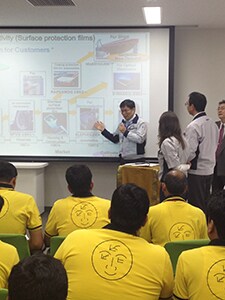 Ejecutivos de la India asistiendo atentos a una conferencia del curso