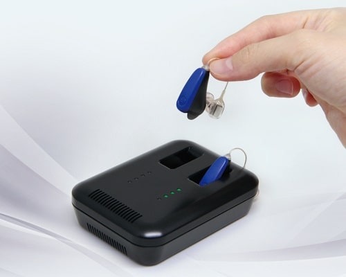 Desarrollo conjunto del primer *2 sistema de carga inalámbrica para audífonos del mundo con una batería recargable *1 intercambiable con la batería común de los audífonos. 