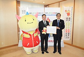 Le gouverneur de Fukui, Issei Nishikawa (au centre) et le président de Nitto Shinko, Yasuyuki Aizawa (à droite) 