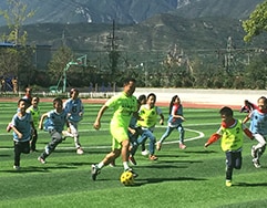 Supporto all'educazione fisica presso la scuola elementare di una minoranza etnica in Cina