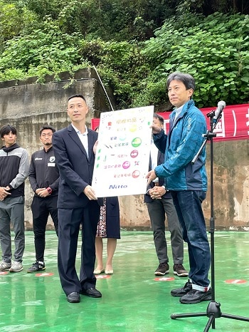 Attività di beneficenza in una scuola elementare in Cina