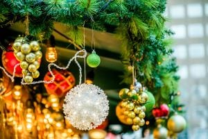 デパートのショーウィンドーに養生テープとグルーガンで壁を傷つけずにクリスマス装飾した施工事例。