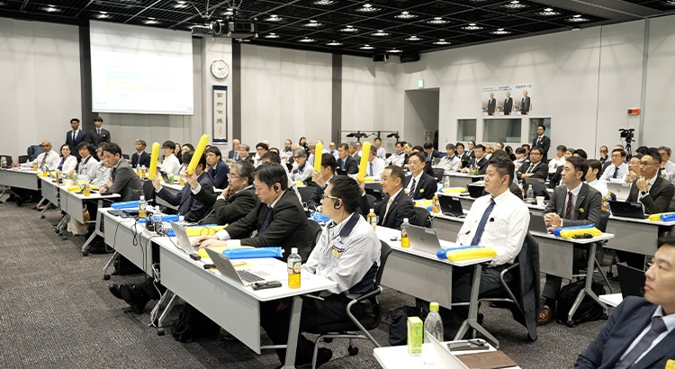 事業化の可能性が感じられるテーマに審査員が札を上げる。最終プレゼン大会で