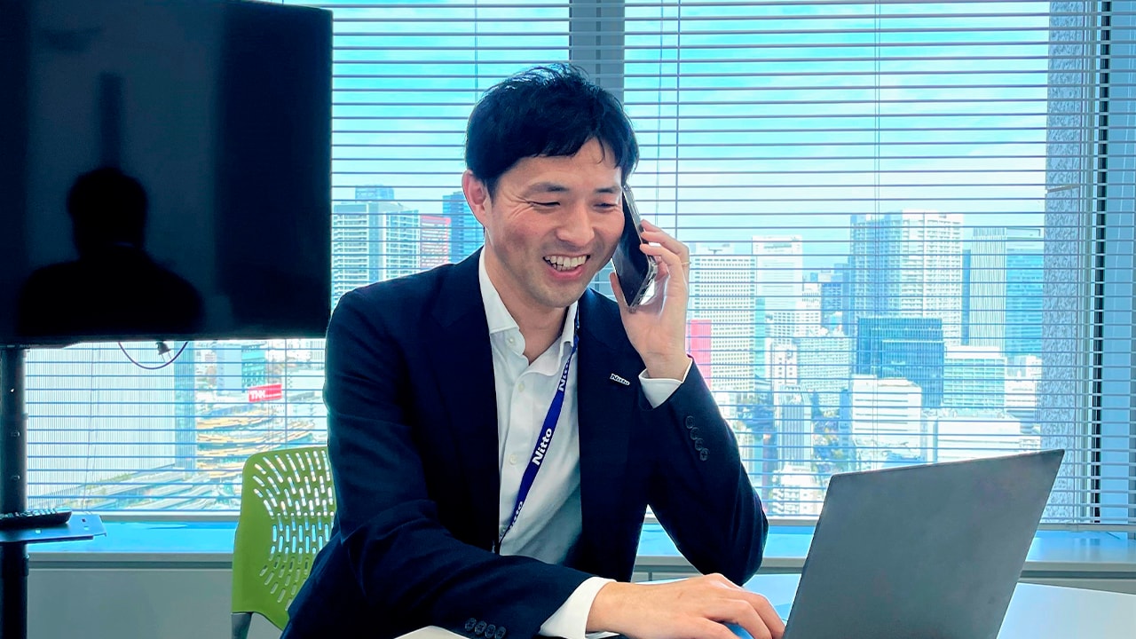 海外拠点の同僚と英語で打ち合わせ。米国東海岸、西海岸、日本の3つのタイムゾーンをまたぎ、密に連携をとっている