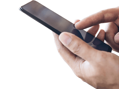 スマートフォンを操作する手元