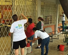 Girişimci ev hanımları ve bir NDP çalışanı (sağdan üçüncü kadın)