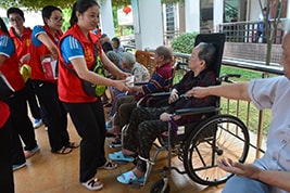 Çin, Shenzhen'de bir Bakım Evini Ziyaret