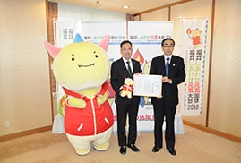 Fukui Valisi Issei Nishikawa (ortada) ve Nitto Shinko Başkanı Yasuyuki Aizawa (sağda) 